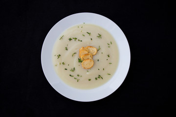 Creamy cauliflower soup with bagel crisp