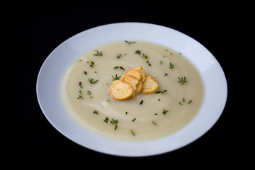 Creamy cauliflower soup with bagel crisp