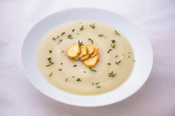 Creamy cauliflower soup with bagel crisp