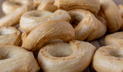 tarallucci su tavolo di legno in macrofotografia
