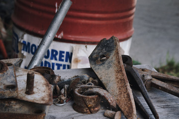 Rotes Fass in alter Werkstatt