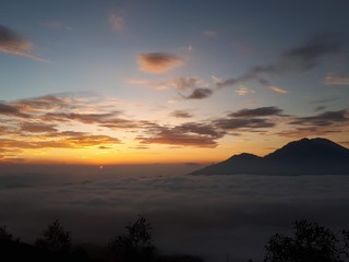 Montaña y nubes al amanecer