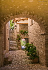Fototapeta na wymiar Centro storico del borgo medievale di Postignano