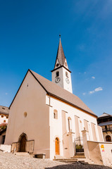 Ardez, Dorf, Dorfkirche, Kirchturm, Engadin, Unterengadin, Engadinerhäuser, Dorfplatz, Alpen, Graubünden, Wanderweg, Sommer, Schweiz