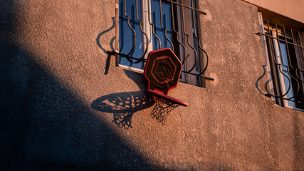 Un panier de basket a l'abandon a une fenêtre
