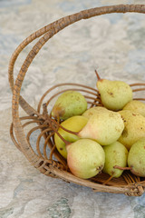 Birnen in einem Weidekorb