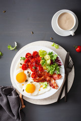healthy keto diet breakfast: egg, tomatoes, salad leaves and bacon