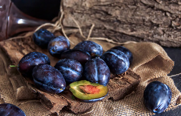 Plum. Fresh plum. Harvest. fresh blue plums on a dark table. Autumn harvest of plums. healthy eating concept. Food Photo