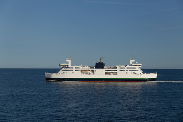 Fototapeta na wymiar Fähre Schiff auf offenem Wasser - Autofähre - Nordsee