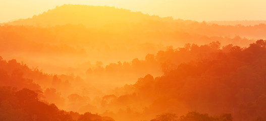 Paysage panoramique de la montagne d& 39 automne dans la brume matinale.