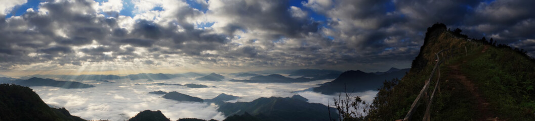 Obraz premium Panorama Landscape of view Famous tall peaks Is a viewpoint of the sea of ​​mist in Thailand.