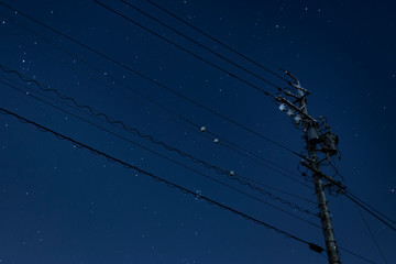 電柱と星空