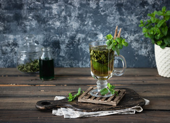 Soothing tea with fresh and fresh mint and peppermint syrup.