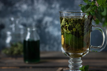 Soothing tea with fresh and fresh mint and peppermint syrup.