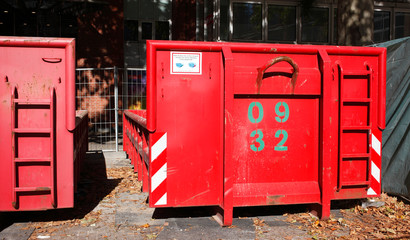 Rote Absetzmulde f&uuml;r Bauschutt, Deutschland, Europa