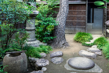 石灯篭のある中庭