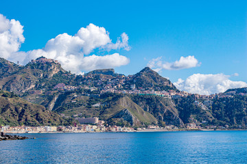 sizilien,blick auf taormina in 200 meter höhe auf einer felsterasse am hang de monte tauro aus der bucht von naxos