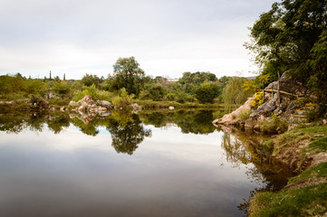 Fototapeta na wymiar Tarde reflejada en los ríos serranos de Córdoba