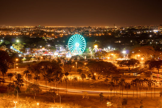 parque de divers&otilde;es visto de cima durante a noite
