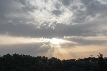 Rayos de sol entre las nubes
