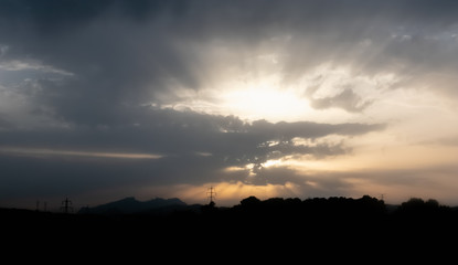 Obraz premium Rayos de sol entre las nubes