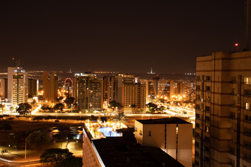cidade vista de cima durante a noite