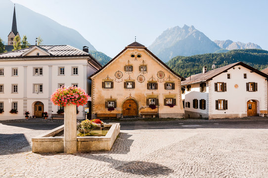 Scuol, Dorf, Bergdorf, Engadin, Unterengadin, Engadiner H&auml;user, Dorfplatz, Dorfbrunnen, Alpen, Graub&uuml;nden, Inn, Fluss, Sommer, Schweiz	