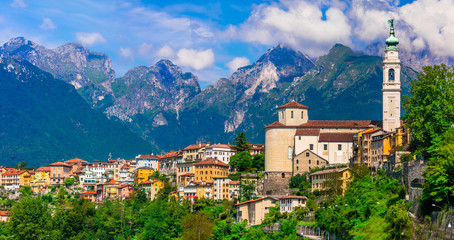 Reisen Sie in Norditalien - schöne Stadt Belluno, umgeben von beeindruckenden Dolomiten
