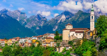 Fotobehang Dolomieten Reis in Noord-Italië - prachtige stad Belluno omringd door indrukwekkende Dolomieten