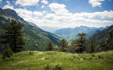 Fototapeta na wymiar Beautiful view of mountain scenery, blooming meadows and mountain peaks