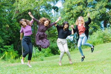 Fototapeta premium ジャンプする女性たち