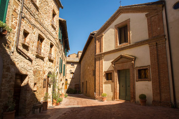 Fototapeta na wymiar Small alley in the center of Pienza, little town in Italy.