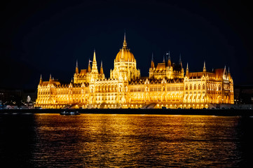 Naklejka premium Hungarian Parliament Building and Danube river at night, Budapest, Hungary