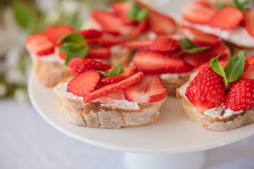 Bruschetta with strawberry and cheese cream