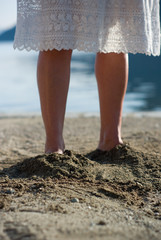 Obraz na płótnie Canvas female legs on the beach