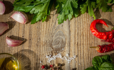 cornice di ingredienti con spazio per scrivere su tavolo di legno