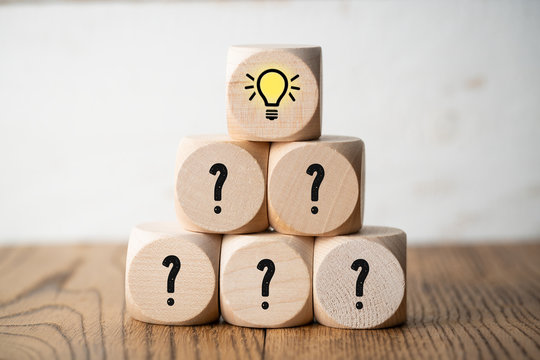 cube with lightbulb symbol on top of some with questionmarks