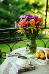 Obraz na płótnie Canvas Cup of coffee and flowers