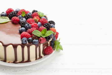 Cheesecake with berries and chocolate