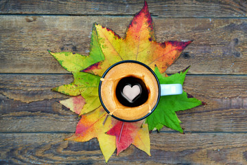 Tasse Kaffee im Herbst
