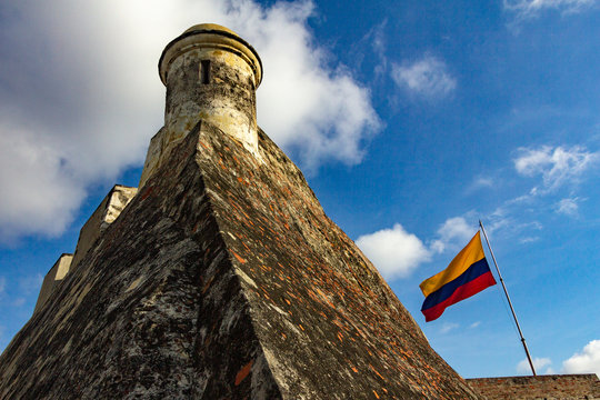 Torre Del Castillo Y Al Lado La Bandera De Colombia