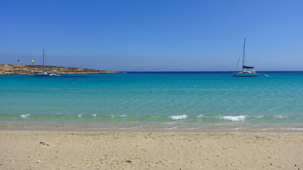 Obraz premium Famous sandy turquoise beach of Pori in Koufonisi island, Small Cyclades, Greece