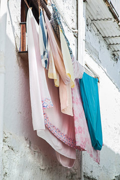 ropa tendida para secarse después del lavado en la fachada de una casa