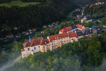 Nizbor is a castle rebuilt into a castle in the village of the same name in the district of Beroun. It was founded in the thirteenth century by King Premysl Otakar II. Despite numerous pledges.