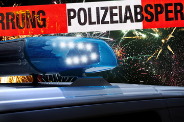 Polizeiabsperrung mit Polizeiauto im Hintergrund zu Silvester