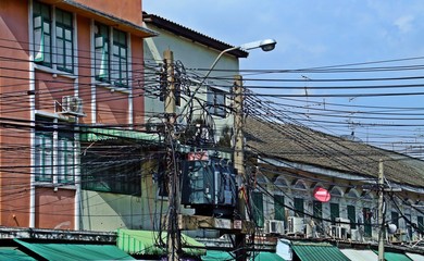 Fototapeta premium Lío de cables en las calles de Bangkok, Tailandia.