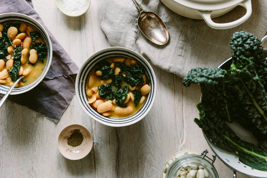 Chicken broth with butterbeans, bacon and black cabbage.