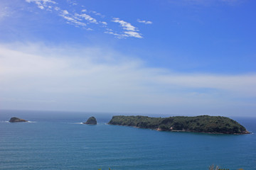 Fototapeta na wymiar Motueka island and poikeke island seen from the walkway to the cathedral cove