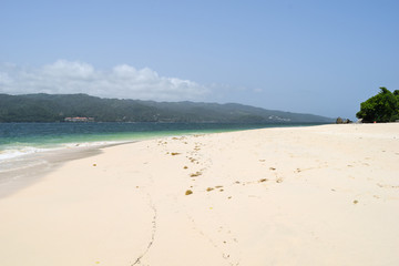 Fototapeta na wymiar island in the carribean sea with white sand