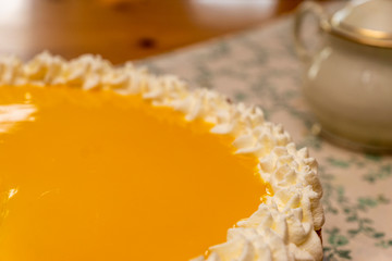 Eierlikör-Sahnetorte, Eierlikörtorte, Sahnetorte mit Eierlikörspiegel, Torte gelb